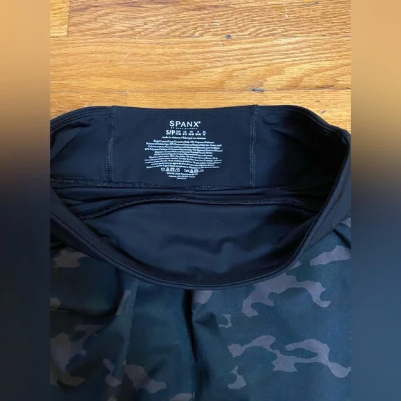 SPANX The Get Moving Short, Black Camo! Zip Pocket Excellent Condition Size S - Picture 7 of 10